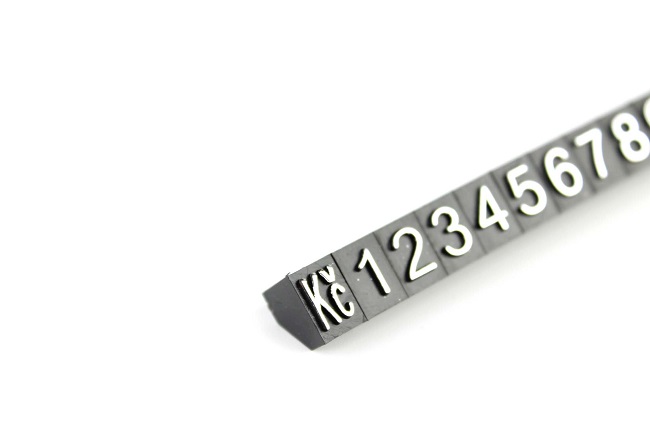 Plastové cenovky stříbrný prolis  6x9mm 20x řada Kč