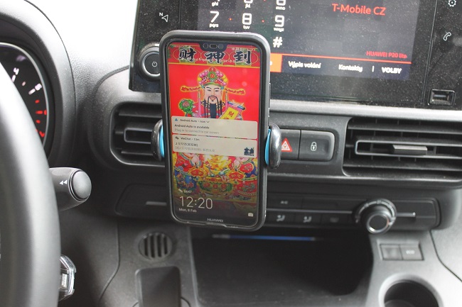 Držák na mobilní telefon univerzální, do ventilace červený