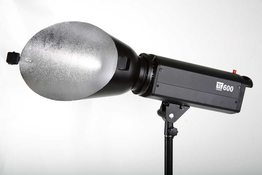 Pevný reflektor na fotografické pozadí pro zábleskové světlo  