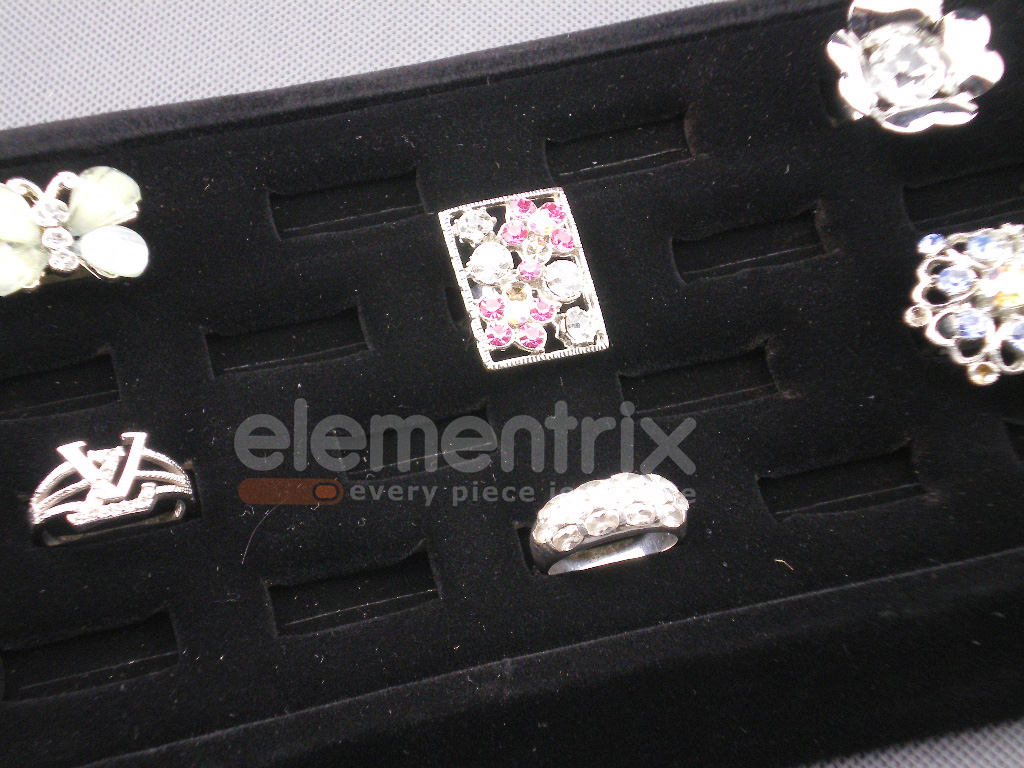 Stojan na prstýnky, černý samet  