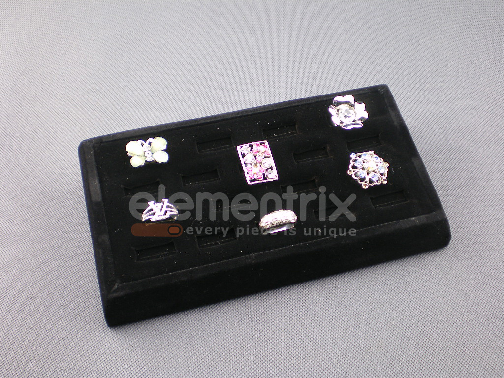 Stojan na prstýnky, černý samet  