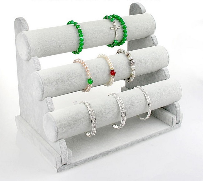 Stojánek, dekolt na náramky 3 patra šedý samet 