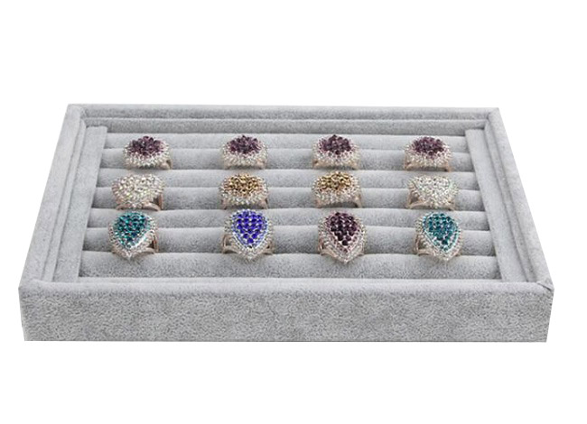 Stojánek, stojan, dekolt na prstýnky šedý hranol 22cm