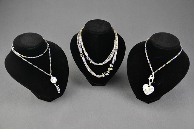 Dekolt na šperky výška 18cm černý  