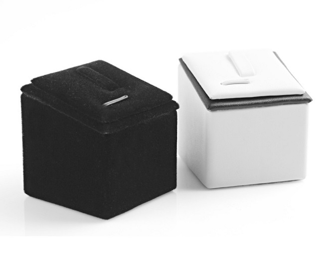 Stojánek na prstýnky, černý samet single  