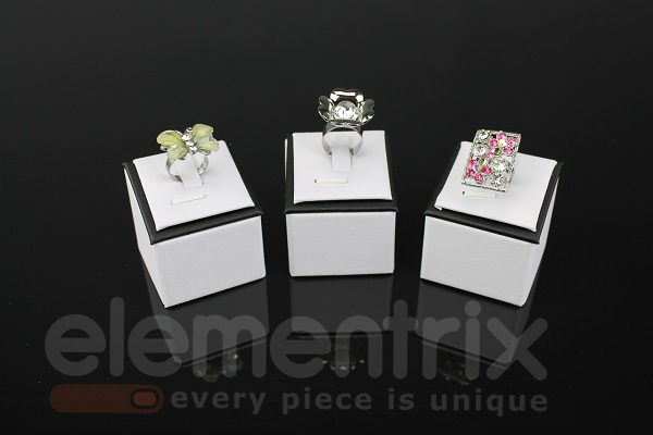 Stojánek na prstýnky, bílá kůže  