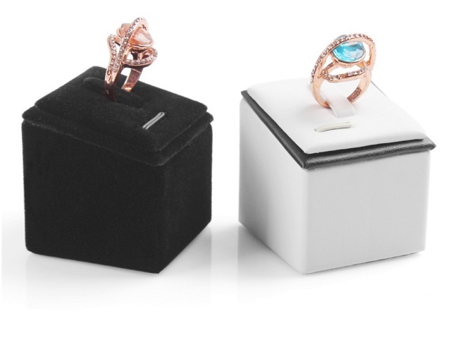 Stojánek na prstýnky, černý samet single  