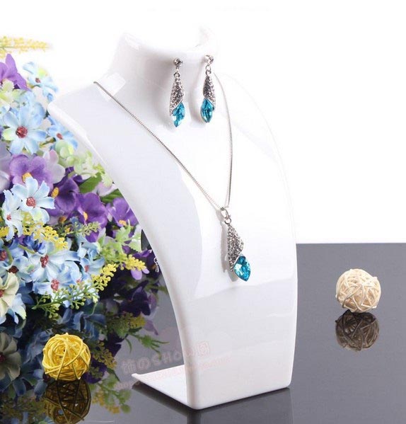 Dekolt, stojánek, stojan na šperky výška 21cm bílý akryl 