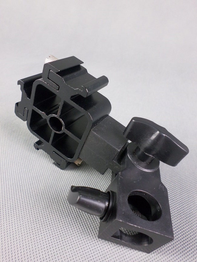 Svěrka s držákem na 3 systémové blesky a deštník 