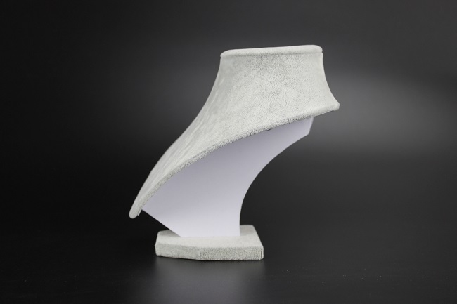 Stojan, stojánek, dekolt na šperky výška 18cm samet  