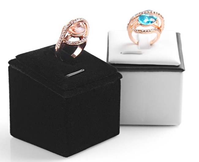 Stojánek na prstýnky, černý samet single  