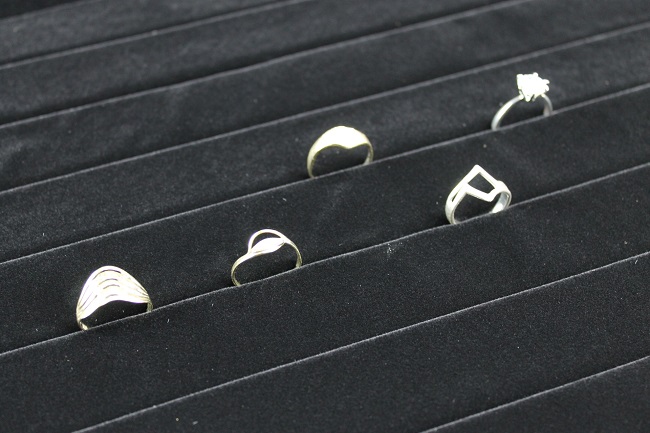 Plato na uložení, vystavení prstýnků PT4 černý samet  