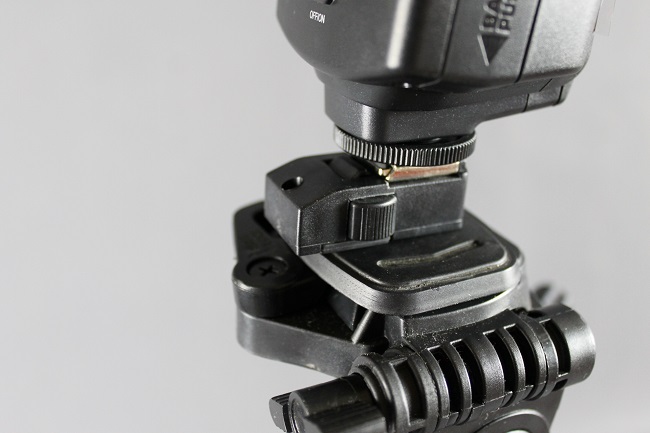 Plastový mini držák (sáňky) pro blesk s pojistkou  