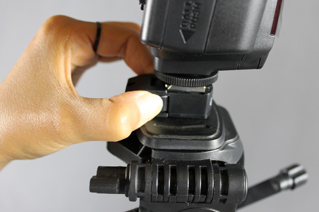 Plastový mini držák (sáňky) pro blesk s pojistkou  