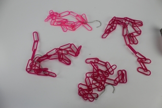 Řetěz s háčkem plast, 4x délka 1,3 metr červené